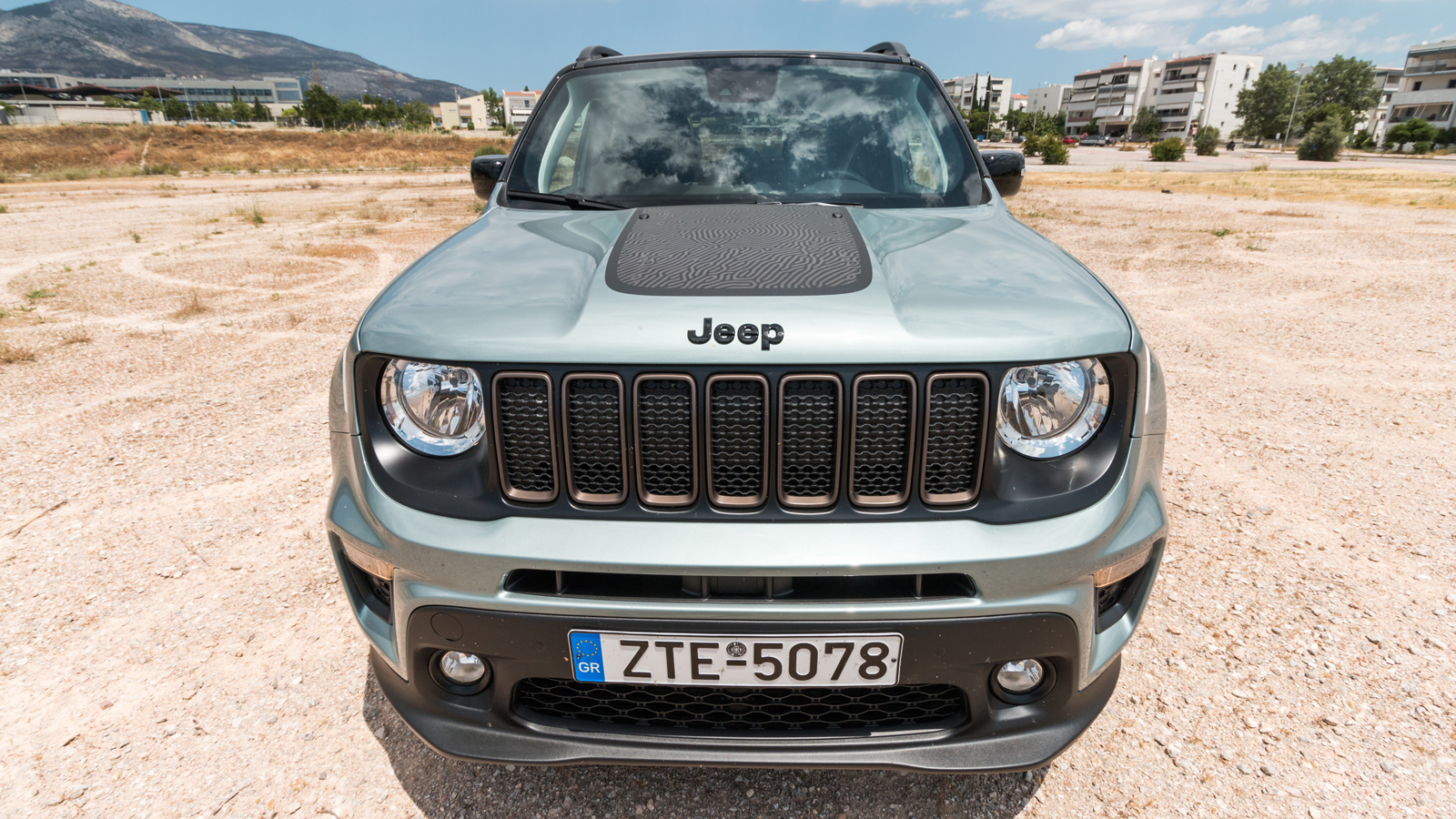 Επιβλητική σχεδίαση, με μπρονζέ λεπτομέρειες και τη χαρακτηριστική μάσκα για το υβριδικό Renegade.